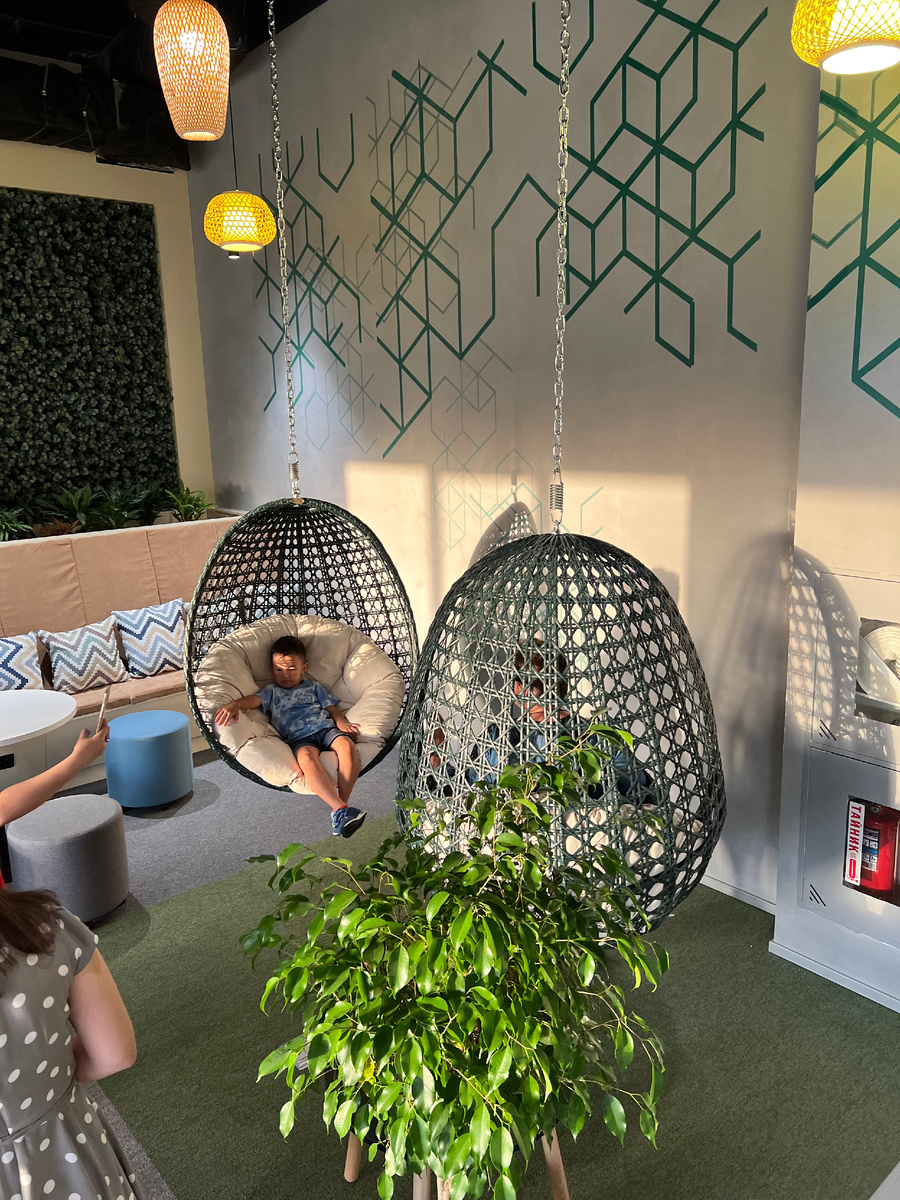 Кресло кокон из ротанга подвешенный к потолку, произведено Мастерская плетеной мебели Марко г. Сочи. 