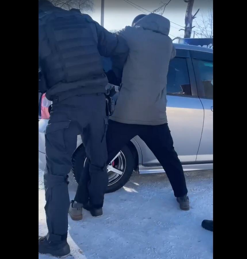 Момент задержания Азизова (кадр видео оперативной съёмки)