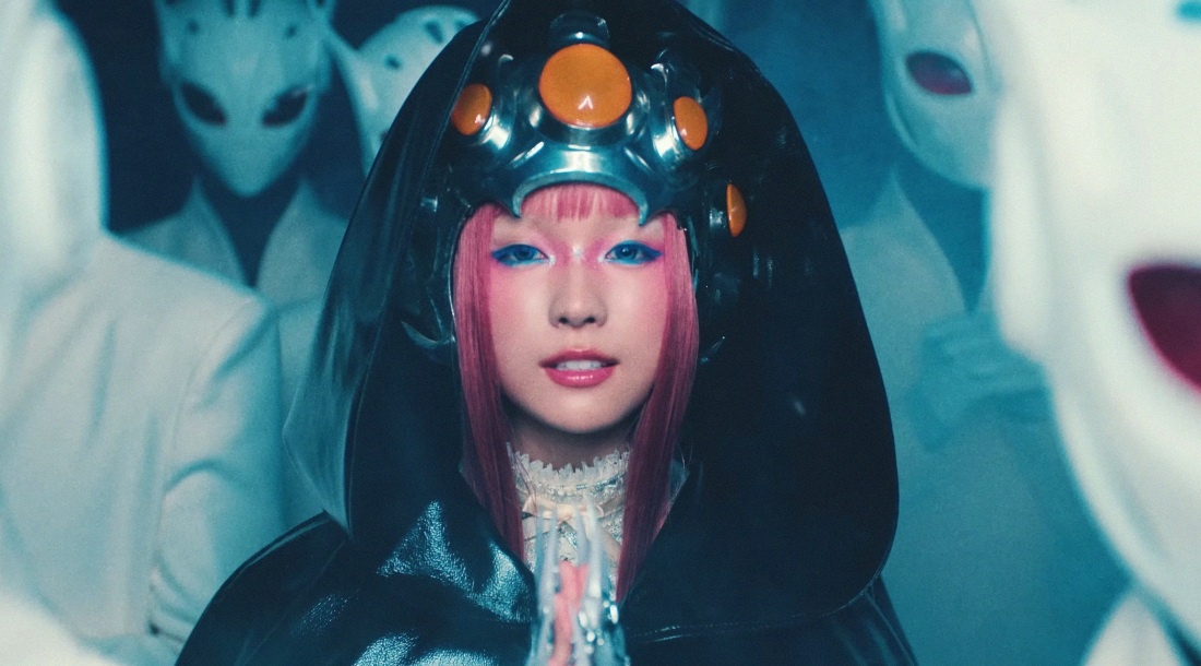     Кадр из клипа «Gala»