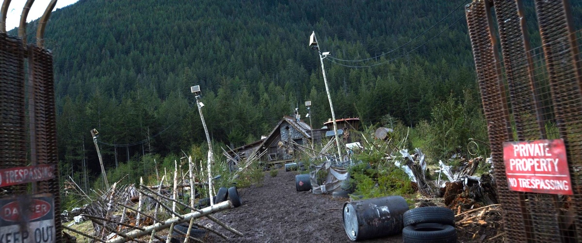 Сцены с домиком Айрис обращаются к стилистике постапок-хоррора. Кадр из к/ф «Пункт назначения: Узы крови».