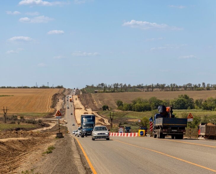     Дорожные работы на трассе Р-280 "Новороссия". Источник: rosavtodor.gov.ru.