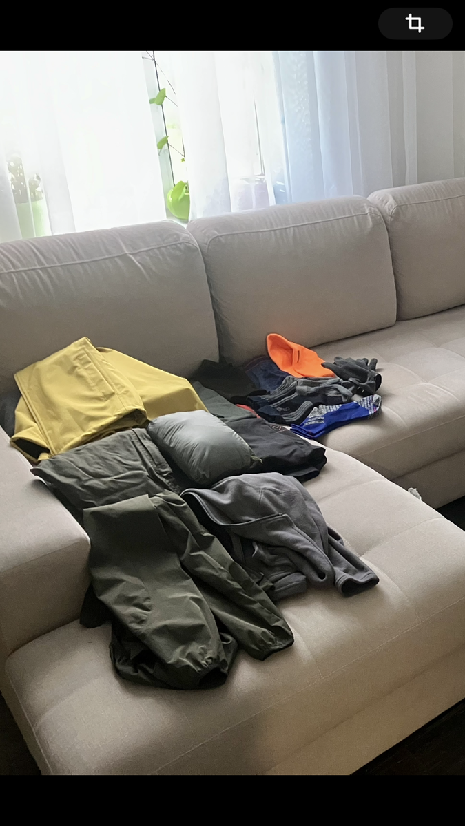 Собираясь в поход, я всегда составляю список необходимых вещей и снаряжения, собираю всё до укладки в рюкзак, проверяю наличие и уже после раскладываю по гермомешкам. Потом заполненные гермы уже идут в рюкзак.