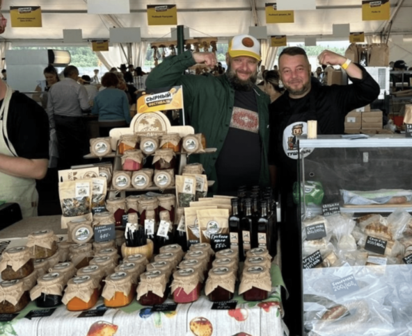 В этом году были на фестивале «Сыр Пир Мир» — такого потока людей я не видел никогда. Под конец открыли вторую точку и продавали в 2 раза больше.