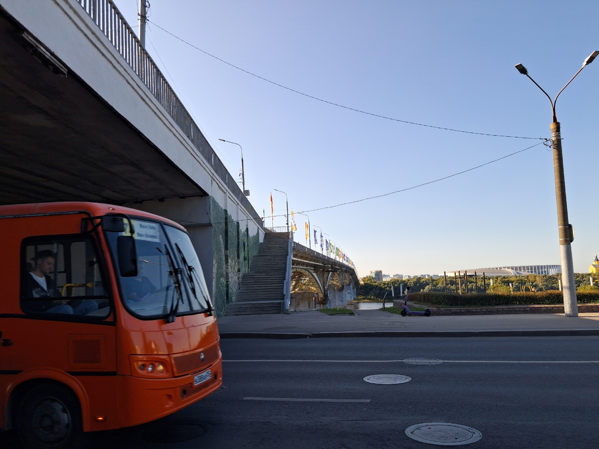 На автобусе - по городу. Вид на Канавинский мост. Фото автора. 