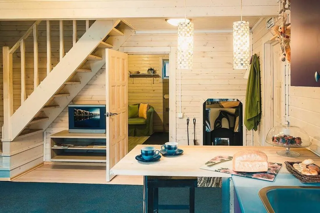 В банях со вторым этажом всегда удобно разместить дополнительное спальное место или целую комнату для гостей на Вашей даче