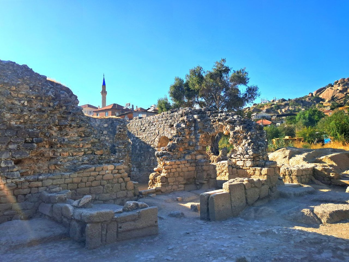 Древний город действительно перемешан с современной деревней, и смотрится все это удивительно.