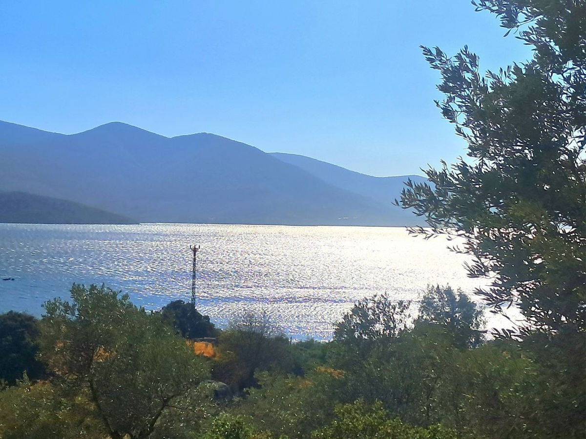 Вот такой вид на озеро сверху, из деревни Капыкири.