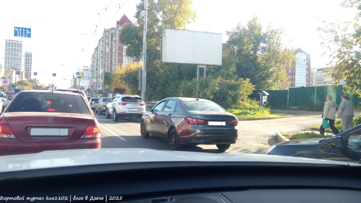 А вот так выглядит задняя оптика автомобиля, если водитель нажал на педаль тормоза. Автор фотографии kua1102