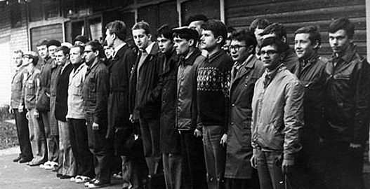 Призывники перед отправкой. СССР