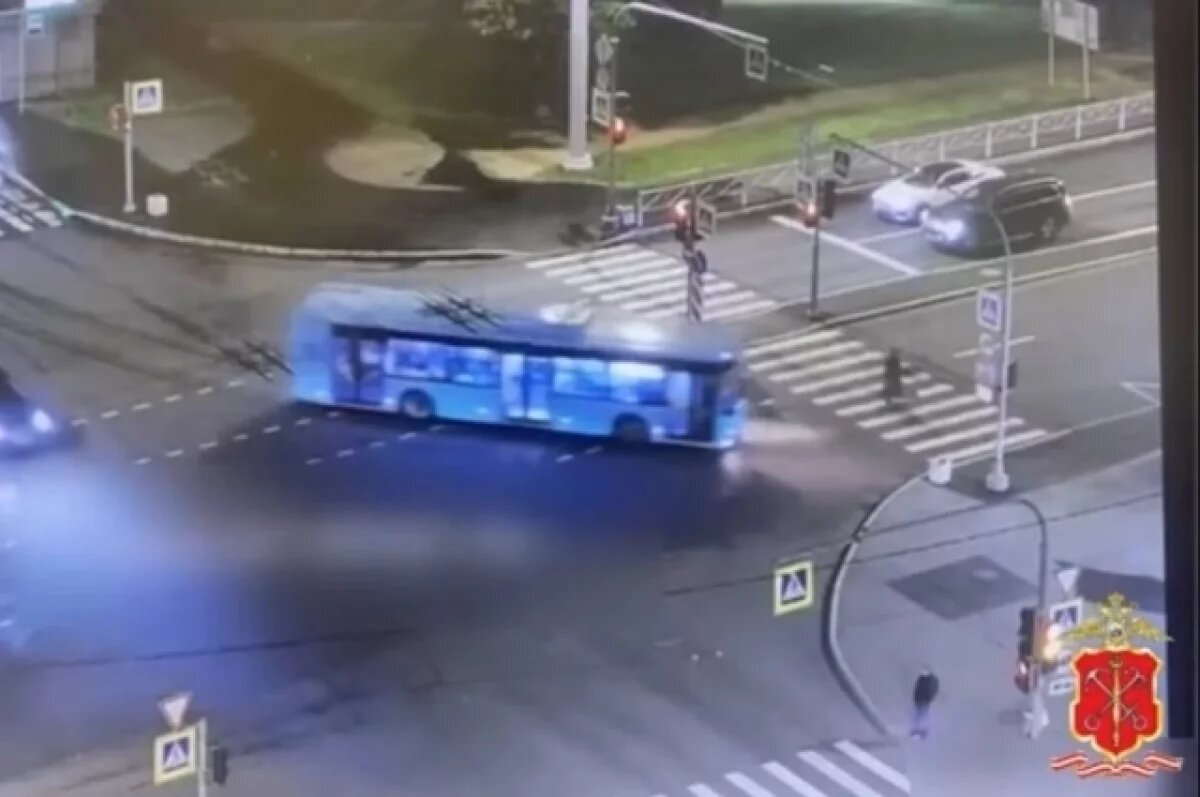    В Петербурге автобус сбил пожилую женщину на перекрестке