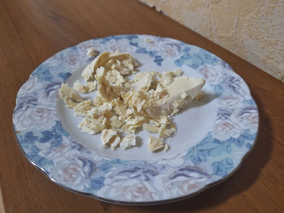 В 90-е, когда в магазинах было чуть меньше, чем ничего, пеленки стирали с помощью натертого детского мыла. Так оно быстрее растворялось в тазах и прочих лоханях