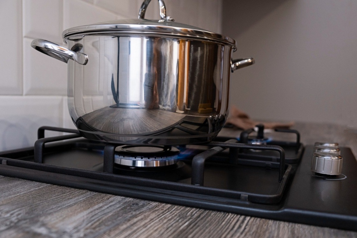 У большинства людей организм без труда справляется с последствиями наскоро приготовленной пищи