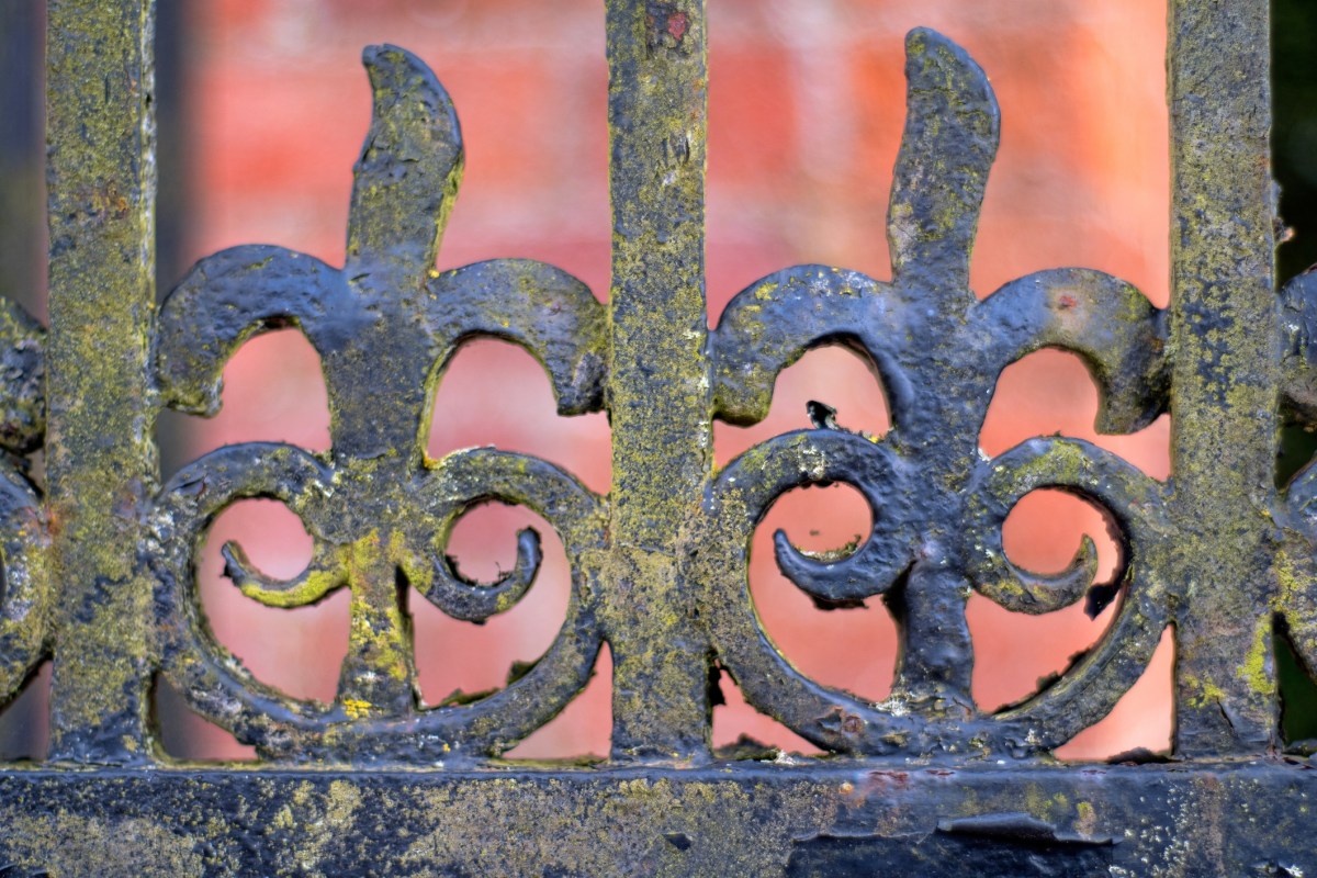 https://www.bobvila.com/wp-content/uploads/2024/10/Dirty-Peeling-Wrought-Iron-Fencing.jpg?w=1200&h=800