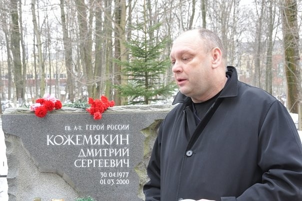 Сергей Иванович Кожемякин у могилы сына, Героя России Дмитрия Кожемякина