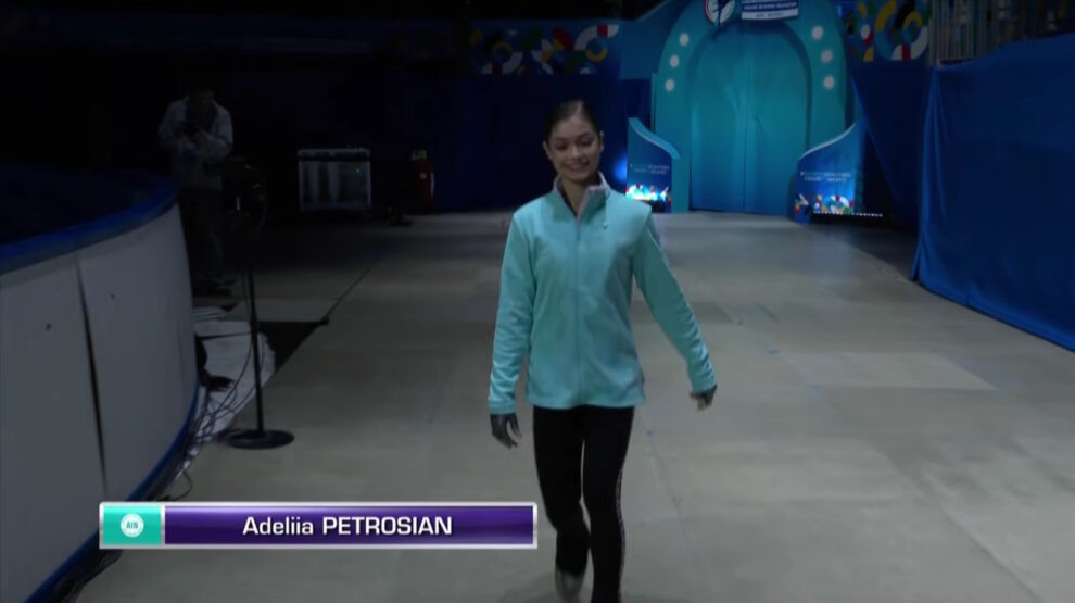    Аделия Петросян перед выходом на лед в Пекине. Фото: стоп-кадр трансляции ISU.
