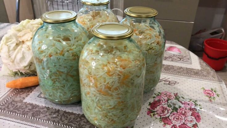 Капуста, маринованная в банках на зиму.