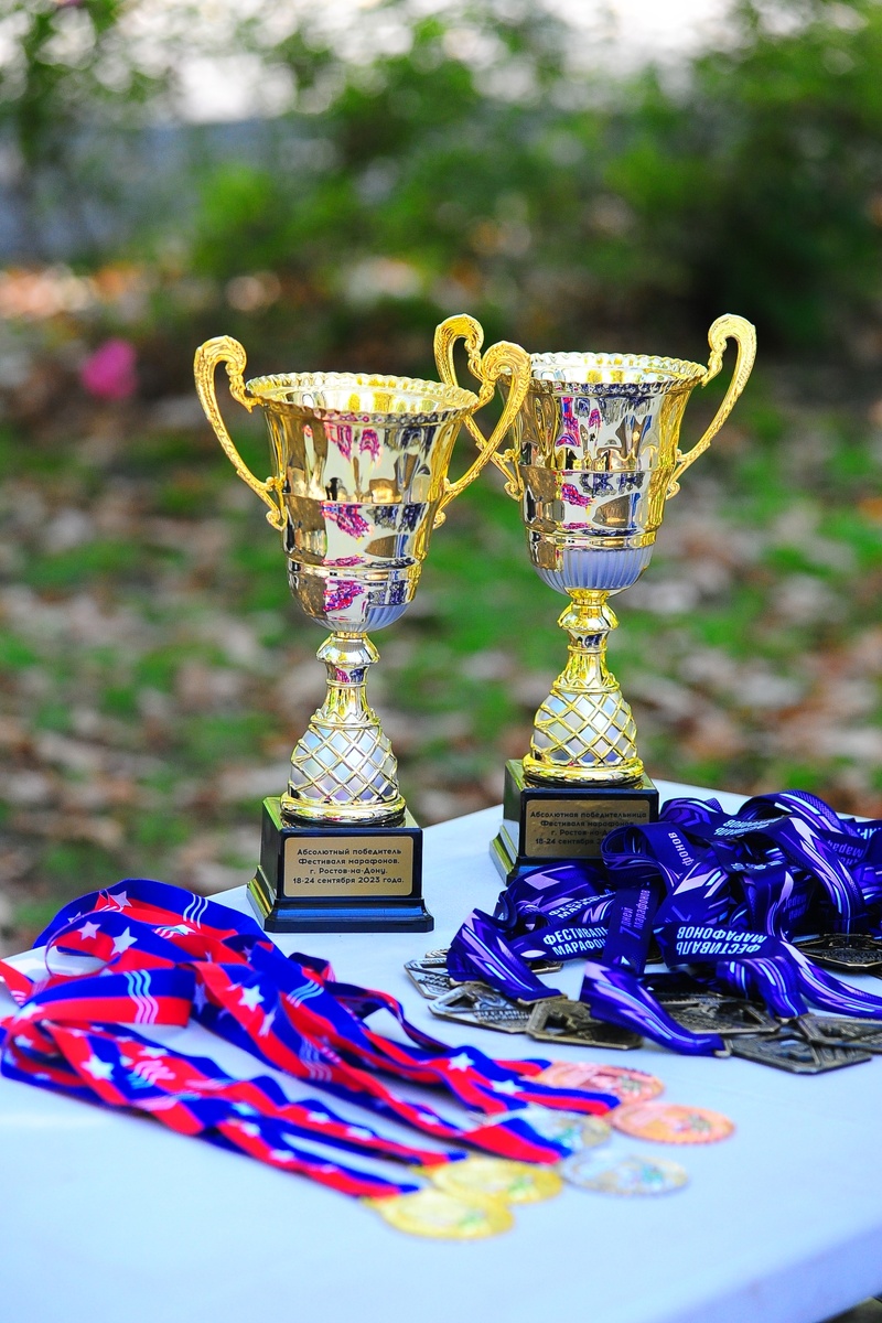 Кубки и медали Фестиваля марафонов. Фото из официального страницы в соцсетях