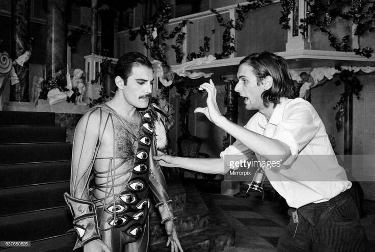 съемки клипа It`s a Hard life. Красавец, настоящий Принц