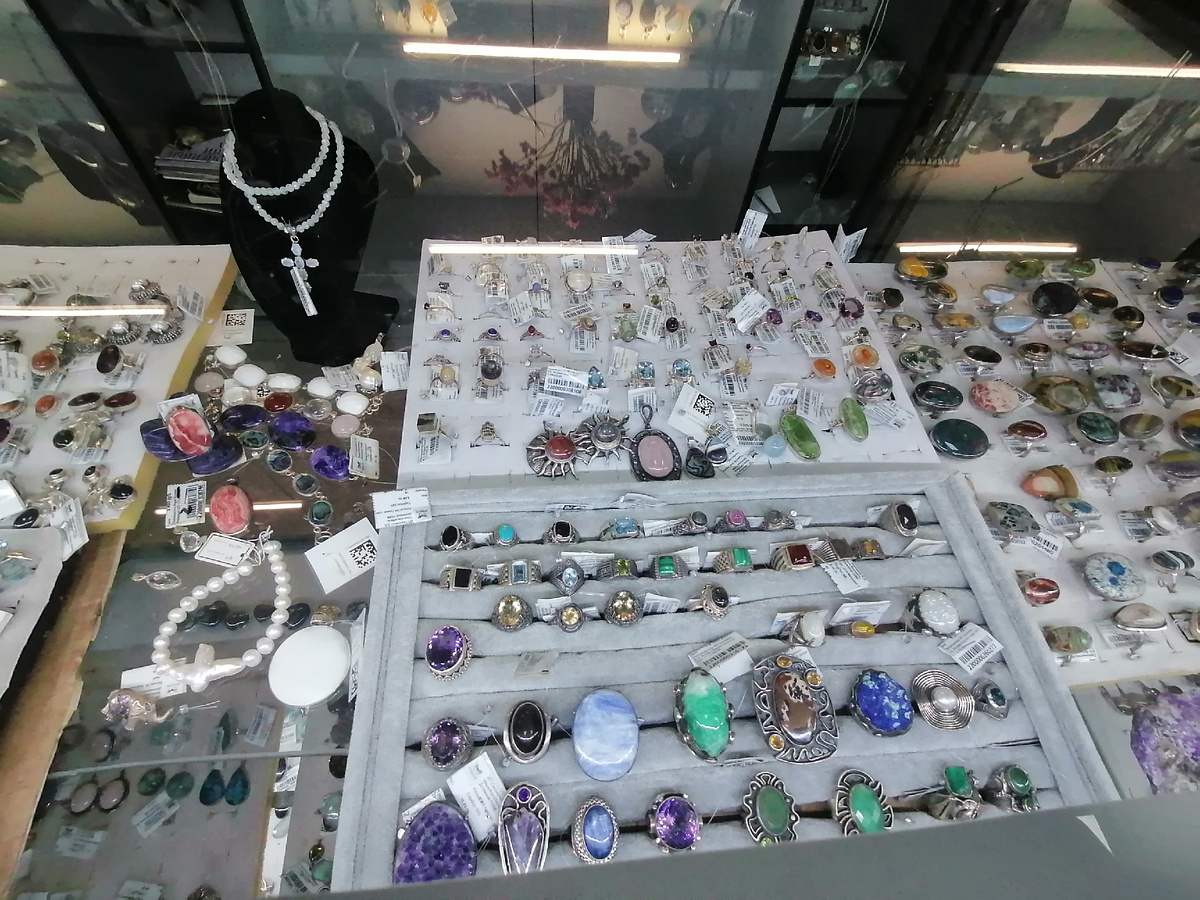 Здесь украшения из серебра с камнями.