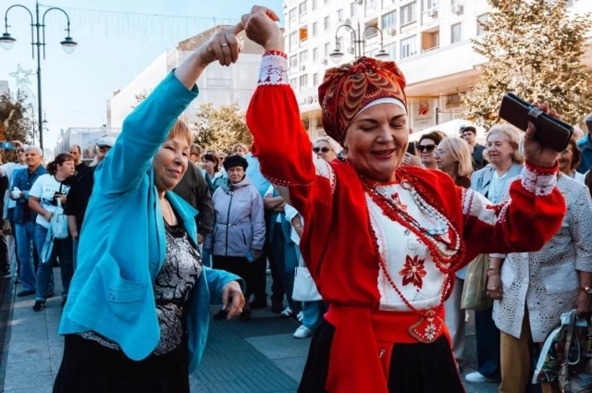     Центр города превратился в одну большую сцену.