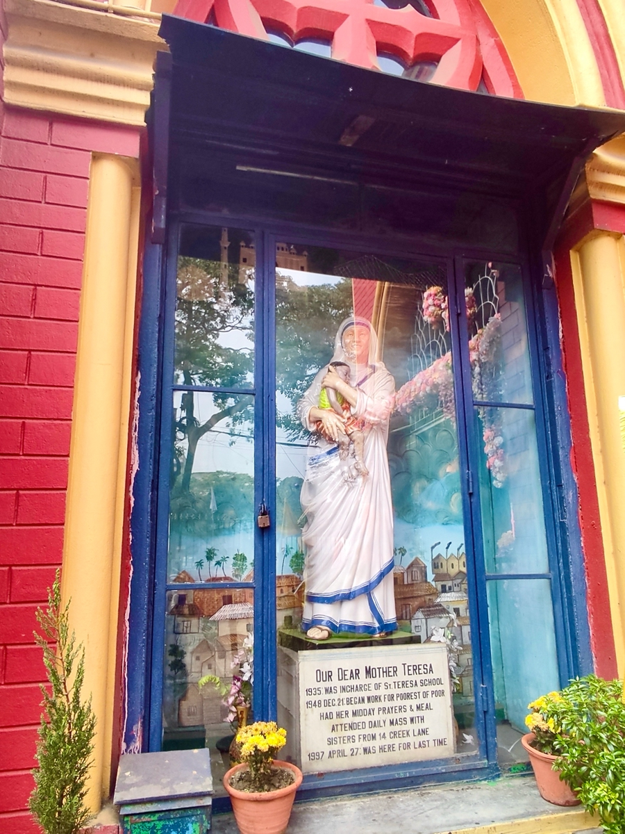 Статуя матери Терезы при храме, где она вела уроки