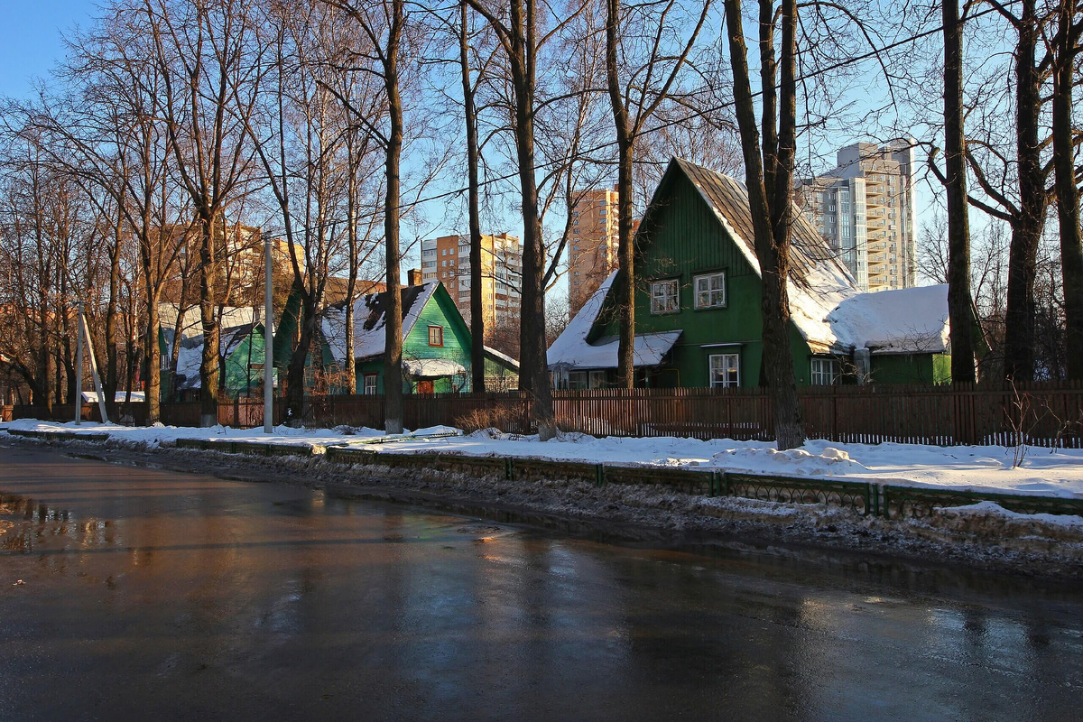 Дома на улице Сурикова. Авторство: A.Savin. Собственная работа, CC BY-SA 3.0, https://commons.wikimedia.org/w/index.php?curid=14534553