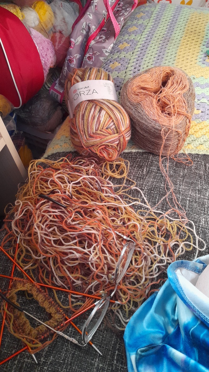 Очень не люблю когда из середины мотка выпадает половина всей пряжи. Распутывала часа 2 и даже были мысли отрезать