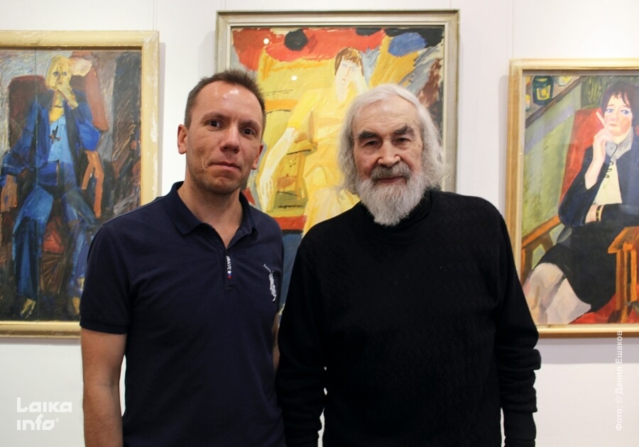 Справа художник Виктор Бухаров