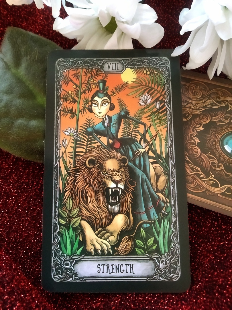 Аркан Сила в колоде Таро Темный особняк