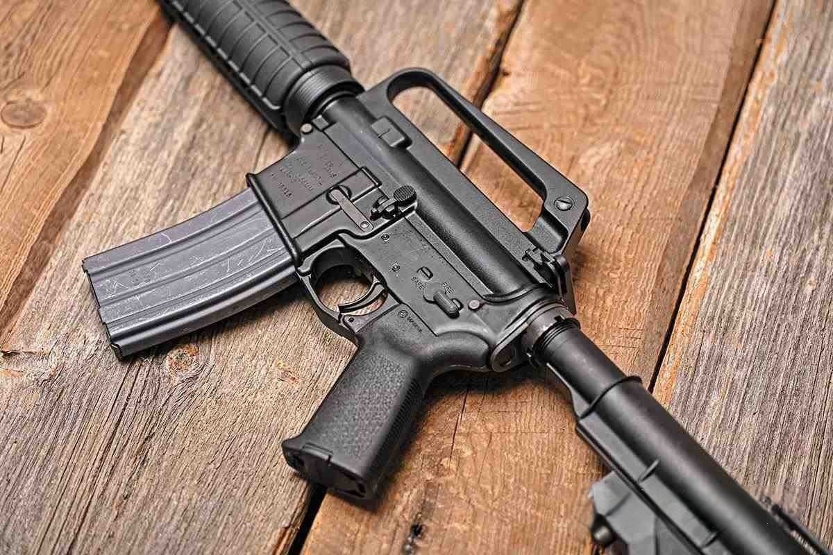 Пластиковый корпус CAR отличается оригинальной текстурой. На задней стороне и в местах крепления строп он имеет агрессивный вид.