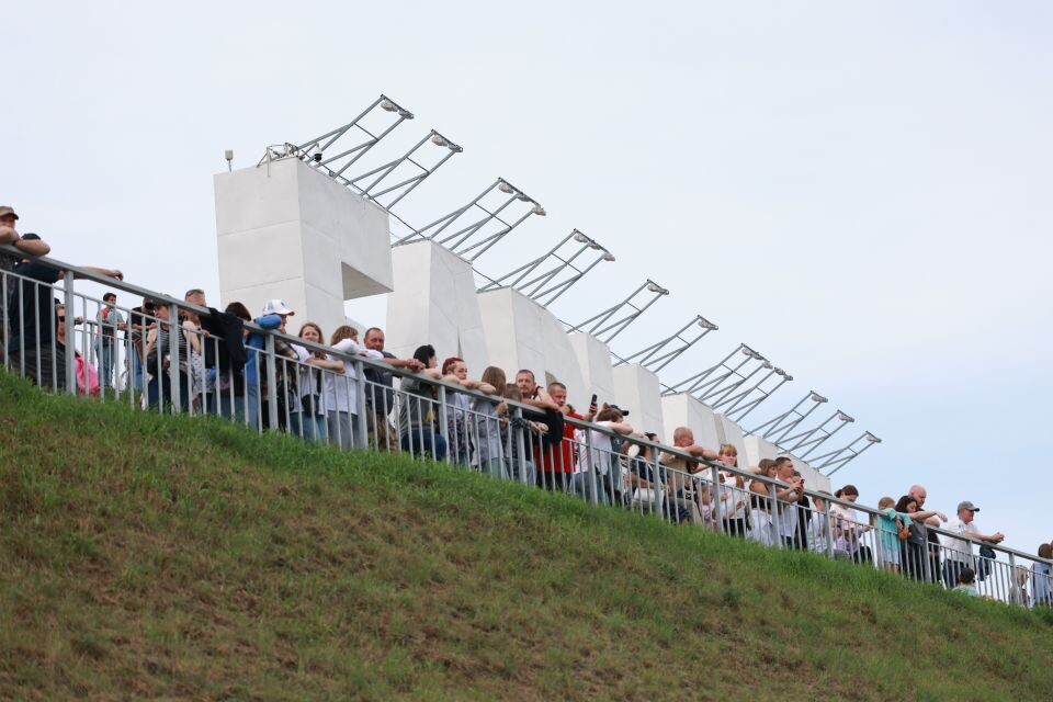    Барнаульцы на склоне Нагорного парка. Буквы "Барнаул". Источник: Олег Укладов