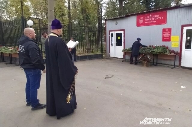    Стихийный мемориал у ПГНИУ на следующий день после трагедии. Фото: АиФ-Прикамье/ Татьяна Титова