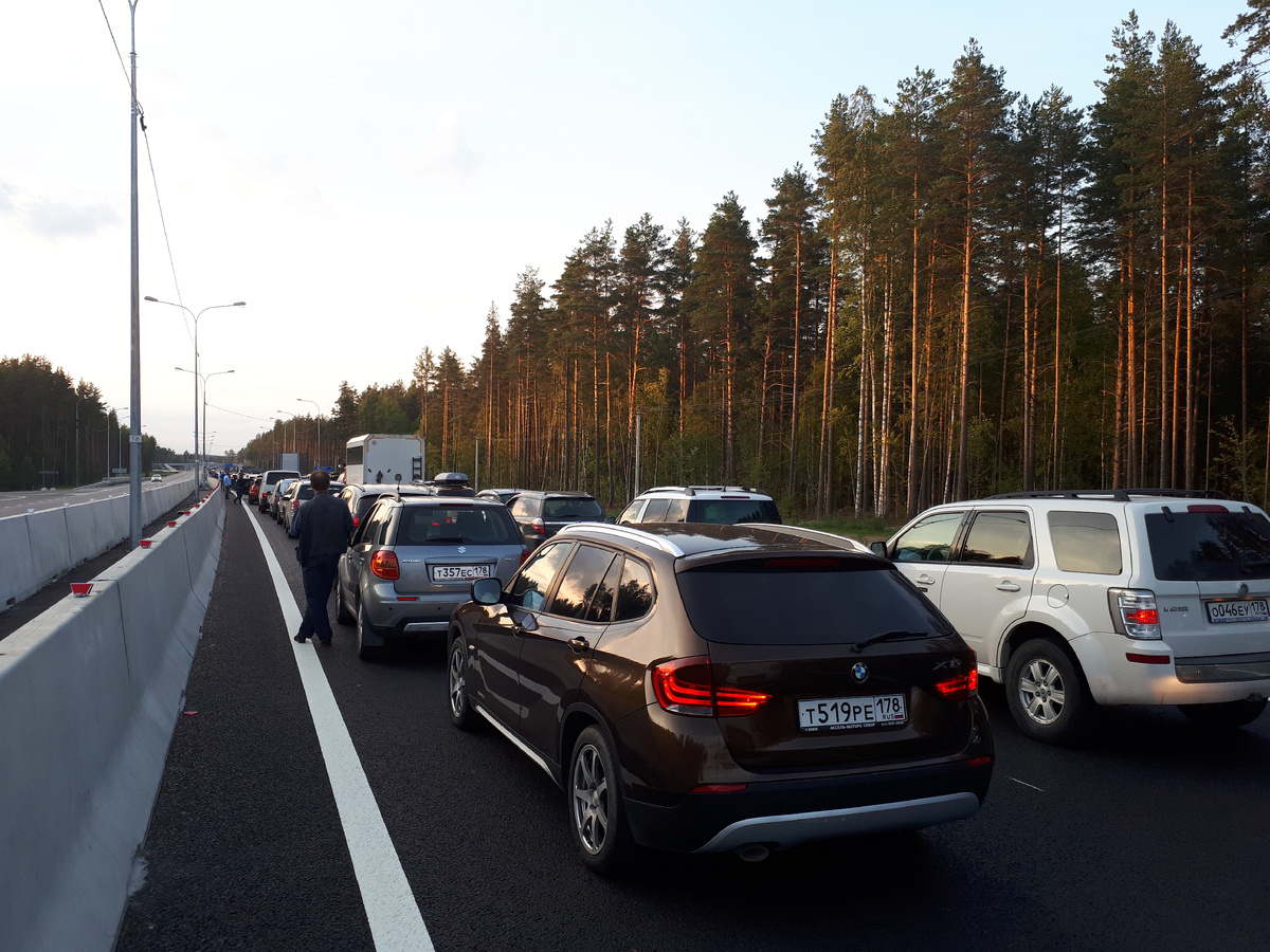 Пробки на Приозерском шоссе случаются даже на участке трассы Скандинавия. Все едут на природу. Фото автора