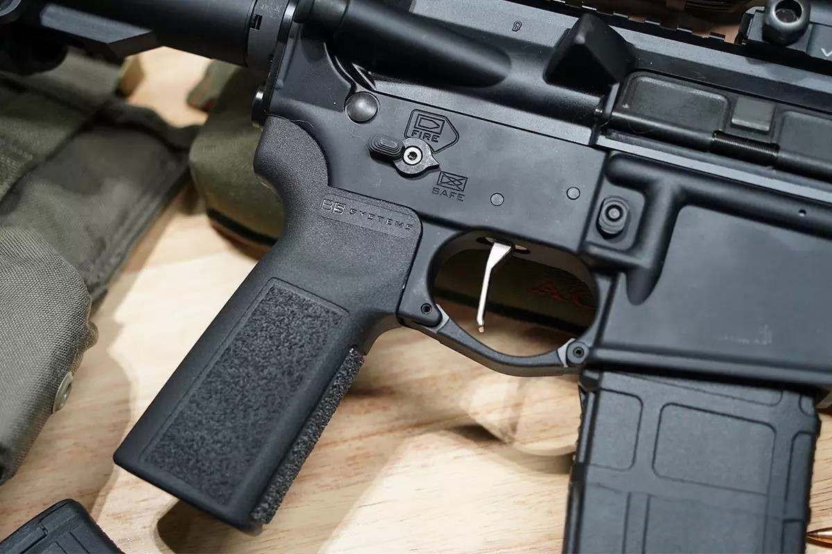 Рукоятка B5 Systems Type-23 P-Grip идеально лежит в руке, создавая удобный угол наклона и полный контроль при стрельбе. Нижняя часть ствольной коробки справа гладкая и чистая. Двухпозиционный предохранитель можно легко настроить под удобным углом в 45 градусов, что позволяет использовать его обеими руками.