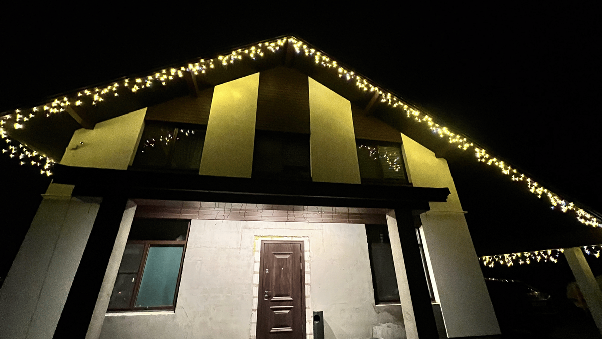 Мы устанавливаем гирлянды «бахрома» для домов и коттеджей в Санкт-Петербурге и Ленинградской области под ключ — от подбора гирлянд до монтажа и подключения.