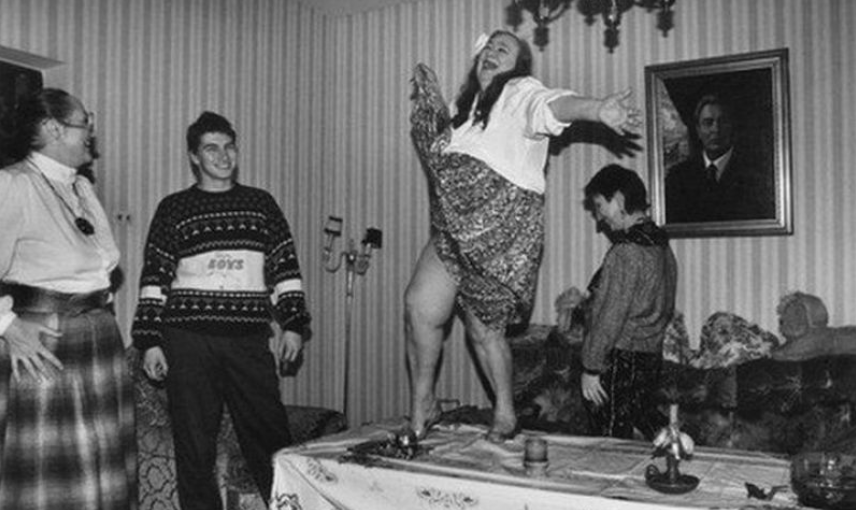 Архивный снимок: конец 70-х — начало 80-х. На фото — Галина Брежнева, дочь Генерального секретаря ЦК КПСС Леонида Брежнева, которая весело танцет на столе. Кадр, который вряд ли попал бы в официальные хроники, зато прекрасно передаёт атмосферу эпохи. Источник: intermedia.ge
