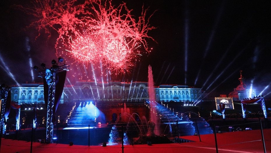    Салют во время осеннего праздника фонтанов в Петергофе. Автор фото: Лидия Верещагина/ДП