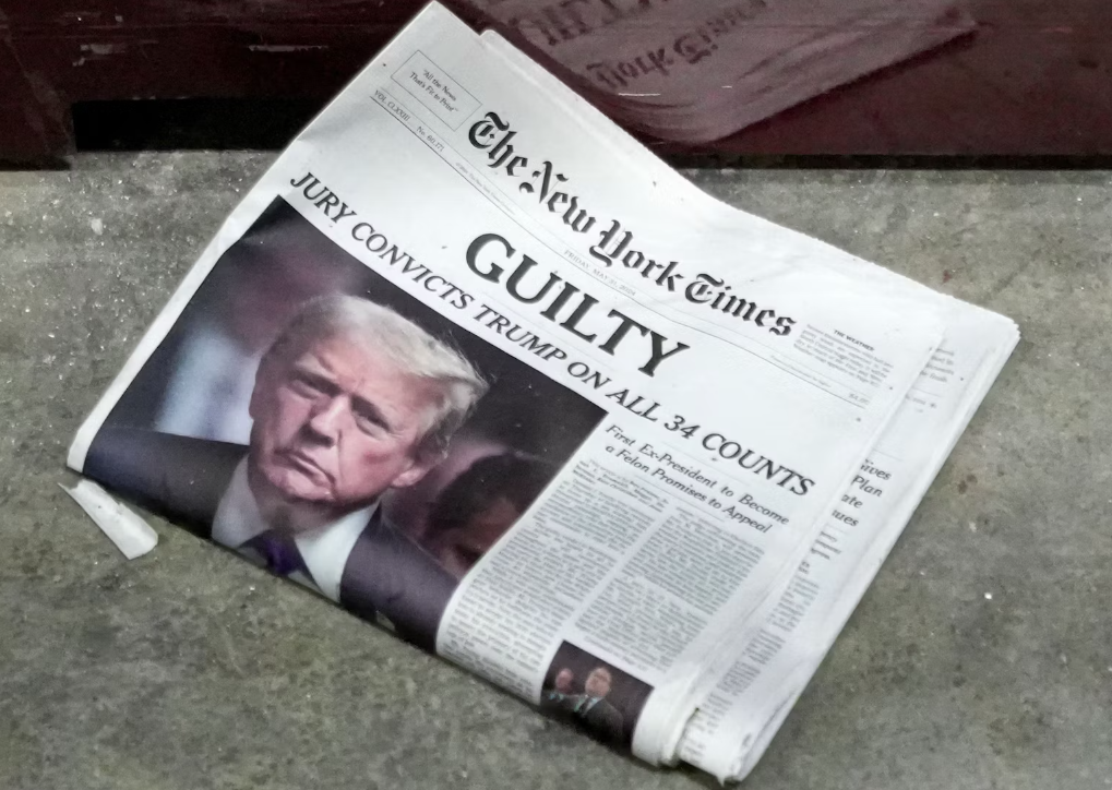 Виновен: таким был заголовок в газете The New York Times в мае 2024 года, когда Дональд Трамп был осуждён судом на Манхэттене © Штефани Шпиндель/REUTERS