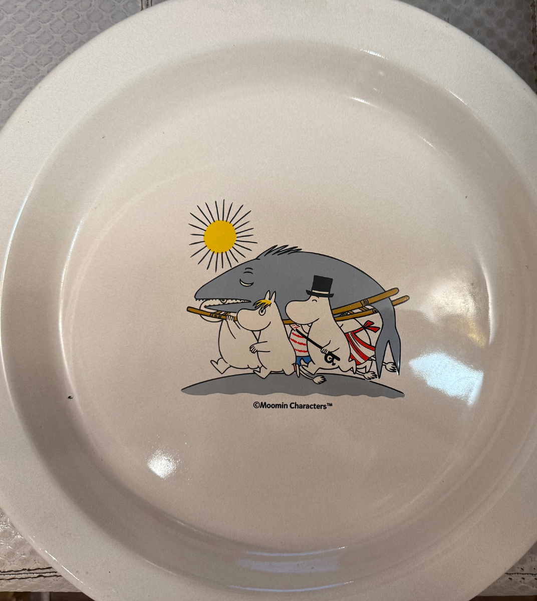 Я люблю Мумми - троллей и у меня есть целая небольшая серия посуды с этими милыми бегемотикоподомными существами, на одном большом блюде изображена картинка, где муммики бегут с самодельными носилками и на них лежит с ужасно несчастным прям помирающим видом рыба, так вот иногда я бываю как эта рыба и мне сейчас не стыдно в этом признаться. 
Обычно я очень активная и всё и всегда хочу, но иногда я прям так устаю, что мечтаю о носилках и чтоб меня тащили в сторону водички, желательно теплой и какой-нибудь океанской, можно я буду океаническая рыба?!) 
Раньше я злилась на себя, если чувствовала усталость или не хотелось ничего делать, внутри тут же поднимался голос: «Ленивая! Бери себя в руки! Делай хоть что-то!» Я буквально насильно тащила себя в активность, старалась быть «правильной» и соответствовать ожиданиям. 
Но чем сильнее я давила, тем грустнее становилось. 
А потом я как поняла: можно быть разной и при этом собой. 
 Можно быть активной, энергичной и целеустремлённой. А можно быть уставшей, медлительной и даже ленивой — и это тоже часть меня. Если устала — значит, тело и разум просят отдыха. И это нормально. 
Теперь, когда приходит прокрастинация, я воспринимаю её не как врага, а как сигнал. Иногда она напоминает, что мне нужна пауза, чтобы накопить силы. 
Иногда — что я ещё не готова к решению, что нужно время «переварить» идею. Бывает, именно в такие периоды медленного откладывания приходит неожиданное решение или творческая мысль. 
Выводы: 
Прокрастинация — это не всегда лень, иногда это способ мозга отложить момент старта, пока не появятся ресурсы. 
Отдых помогает сохранять мотивацию и интерес к делу, а не превращать его в обязанность. 
Время «ничегонеделания» тоже работает на нас: оно перезагружает психику, помогает взглянуть на задачу свежим взглядом. 
Иногда пауза — лучший способ двигаться дальше. 
А вы как? Позволяете себе быть ленивой?)



#БП_очерк