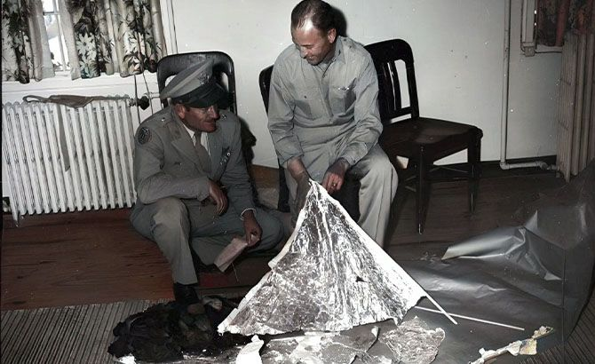 Фотографии из Форт-Уэрта показывают алюминиевую фольгу и бальзовое дерево