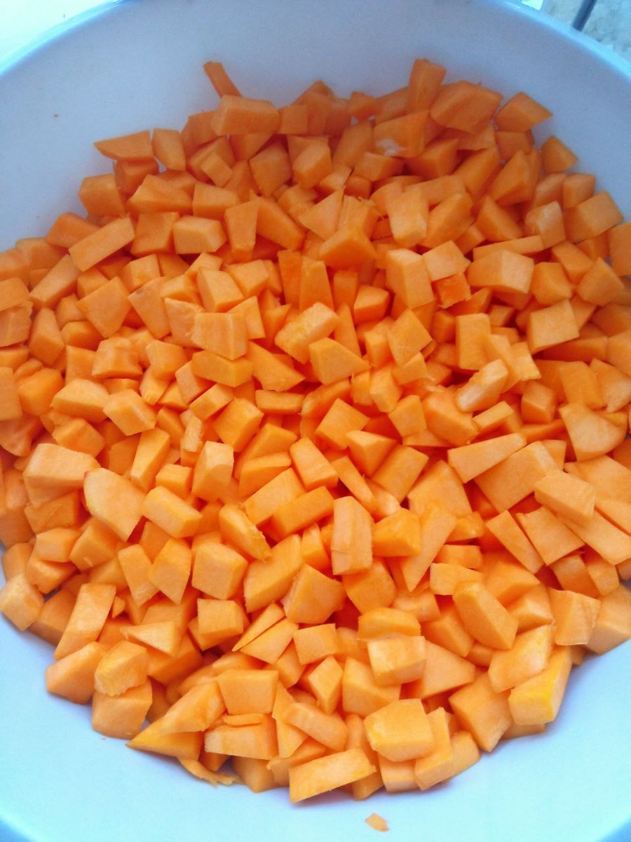 Мякоть плотная, оранжевая. Фото автора канала.