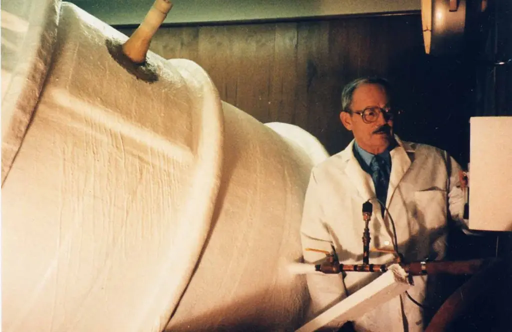 Роберт Эттингер рядом с первой криокамерой