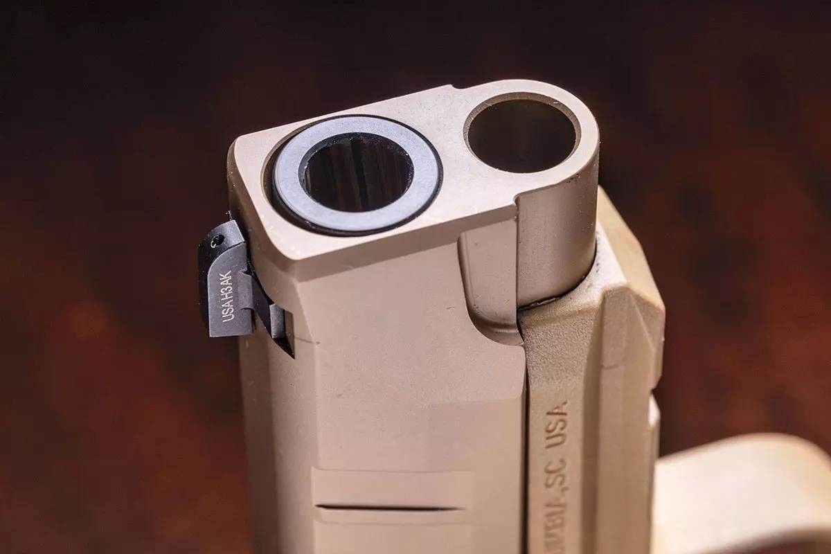 Ствол Reflex XL изготовлен из нержавеющей стали методом холодной ковки. Он длиннее оригинала на полдюйма — 3,8 дюйма. Дуло плоское и расположено на уровне затвора, слегка утоплено.