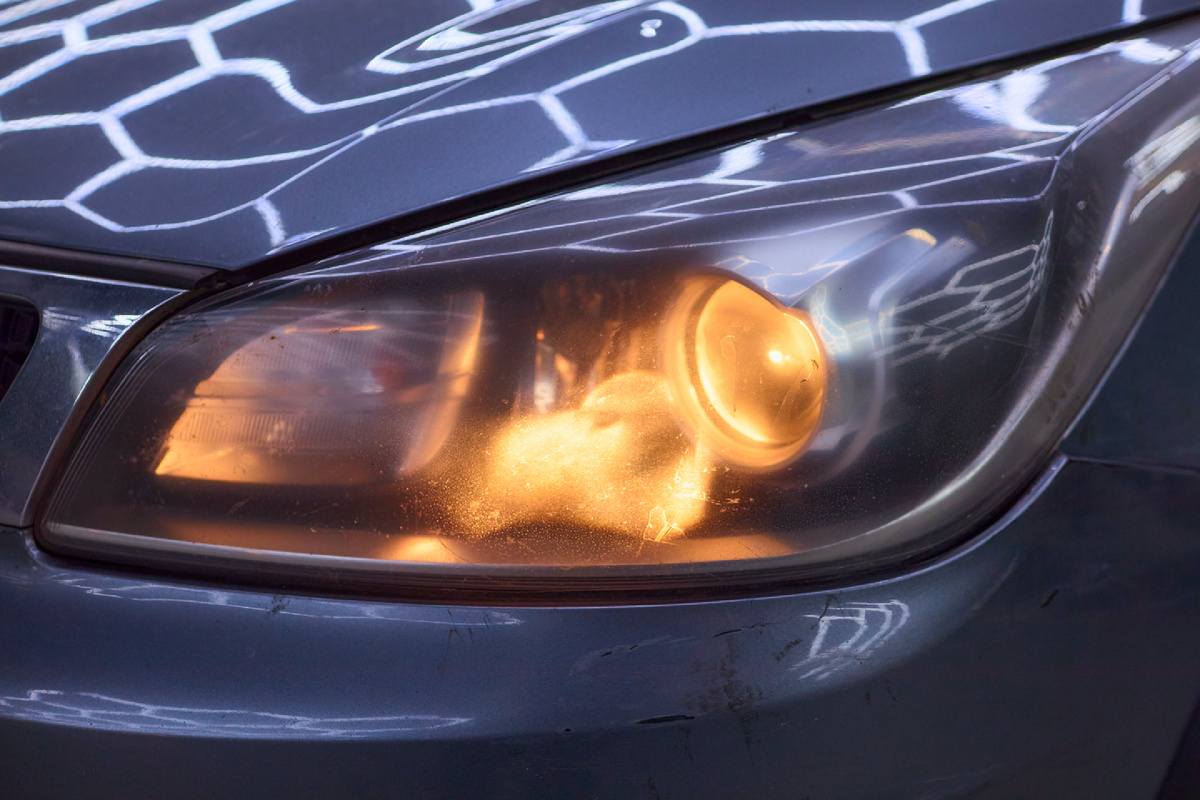 Источник фото: https://custom-heroes.ru/raboty/vid-uslugi/avtosvet/nashi-raboty/kia-rio-4-zamena-stekla-pravoy-fary-posle-dtp/