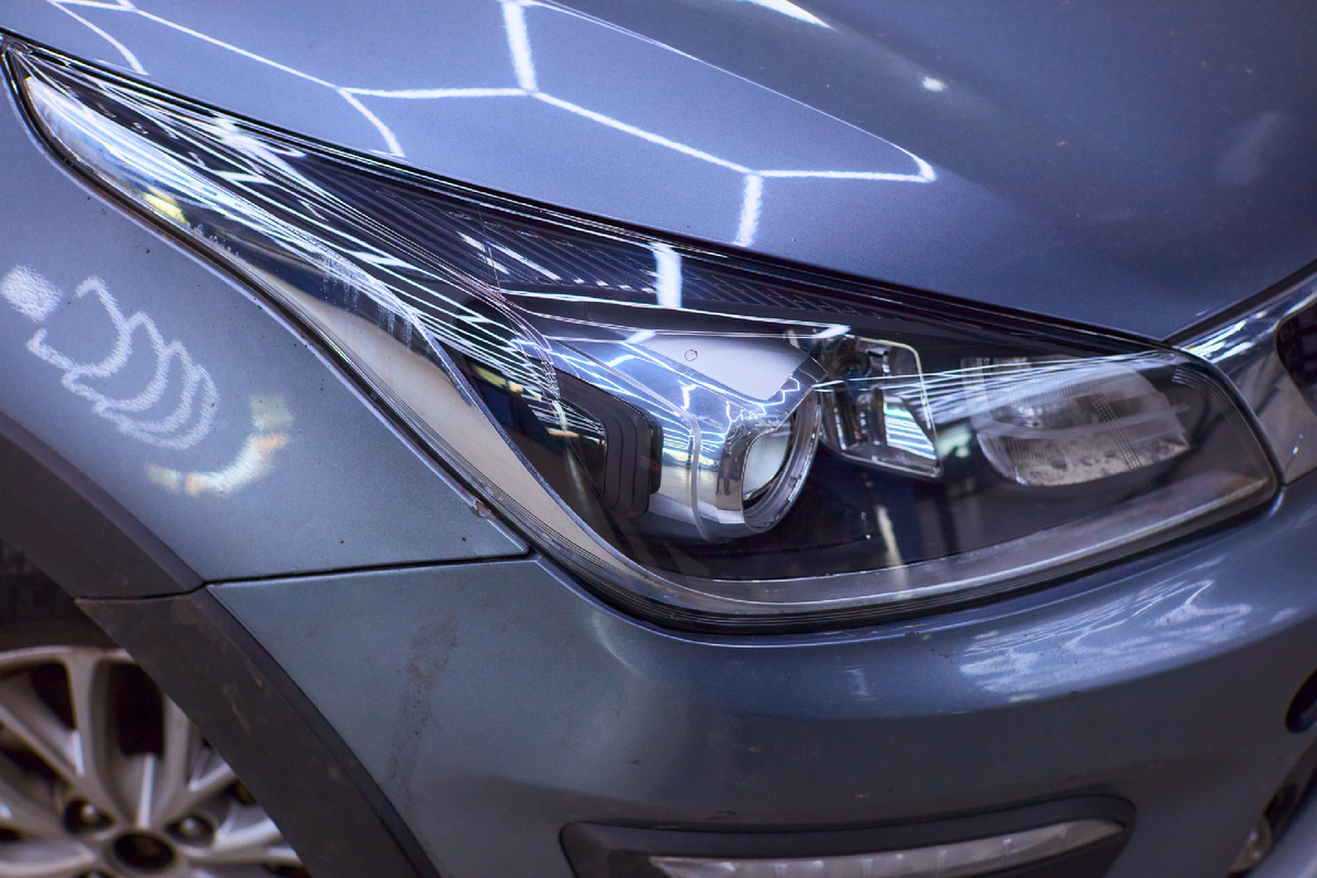 Источник фото: https://custom-heroes.ru/raboty/vid-uslugi/avtosvet/nashi-raboty/kia-rio-4-zamena-stekla-pravoy-fary-posle-dtp/