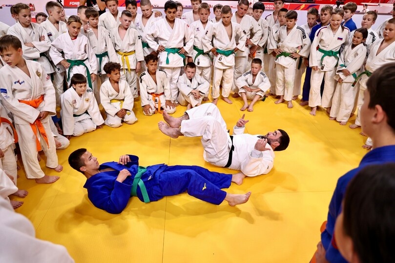     Отличный специалист поможет раскрыть потенциал вашего ребенка. На снимке мастер-класс дзюдоиста Мансура Исаева. Фото: Юлия Боровикова («Вечерний Челябинск»).