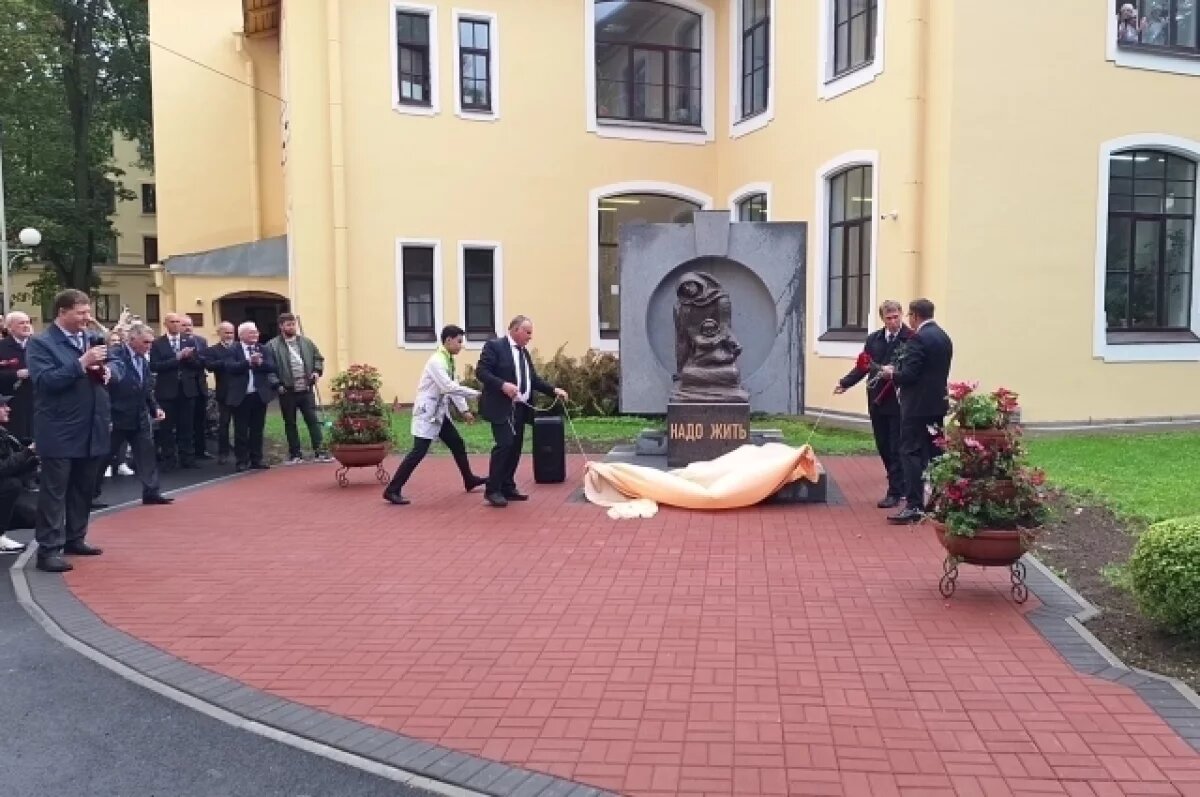    В Петербурге открыли памятник блокадной матери