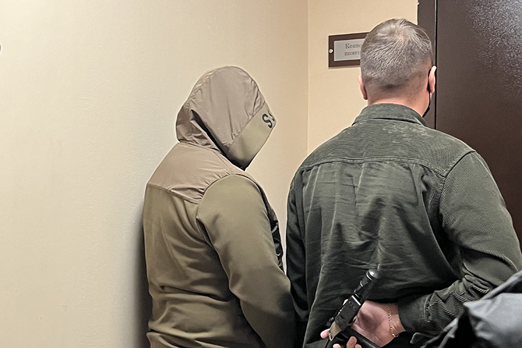    Николай Бызин полностью скрыл свое лицо под маской и капюшоном, а на вопросы корреспондентов отвечать не стал