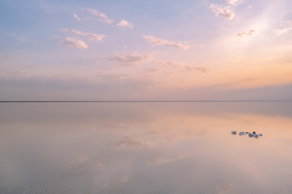 Озеро Эльтон возникло на месте бывшей котловины, которая была затоплена водами отступавшего Хвалынского моря (древнего предшественника Каспийского моря) и сформировалась в результате тектонических движений земной коры. Это бессточное, самосадочное солёное озеро, расположенное на Прикаспийской низменности