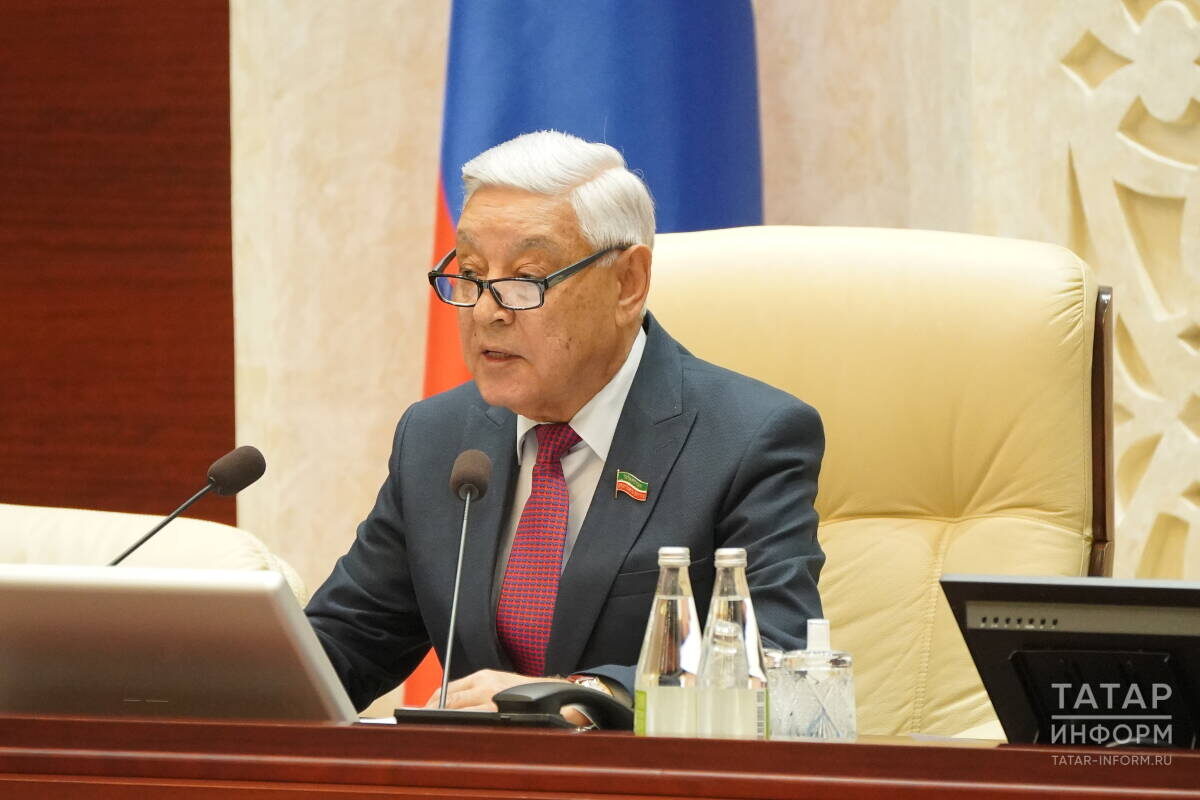 Фарид Мухаметшин от имени всего депутатского корпуса поздравил Минниханова с избраниемФото: © Салават Камалетдинов / «Татар-информ»